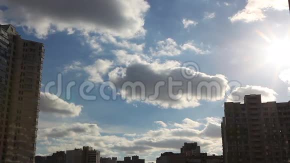 用太阳和乌鸦抵御多云蓝天的建筑视频的预览图