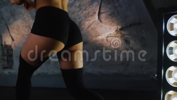 苗条美丽的运动女孩做一条腿的弓步以加强大腿和臀部的肌肉后方视频的预览图