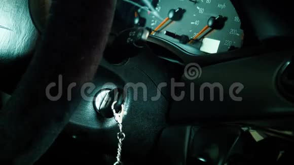 女孩打开车里的点火钥匙视频的预览图