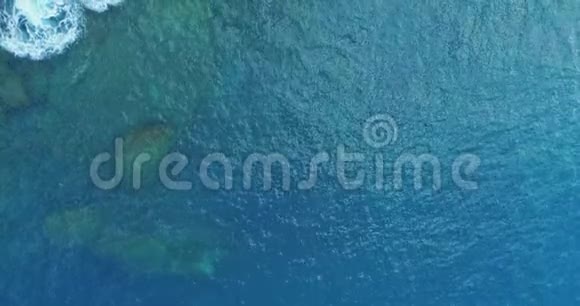 从空中俯瞰地中海海浪到达和撞击岩石海岸海滩海岸天气晴朗视频的预览图