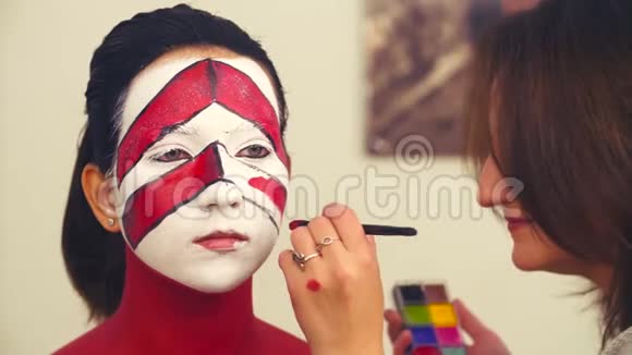 化妆师在脸上涂上红色视频的预览图