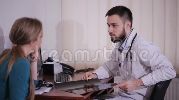 男医生在办公室给他的病人看病视频的预览图