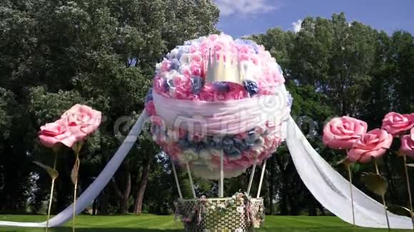 婚礼装饰以一个巨大的飞行球的形式在开阔的农村夏天温暖的天气视频的预览图