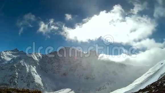 有着雪山的壮丽时光流逝镜头视频的预览图