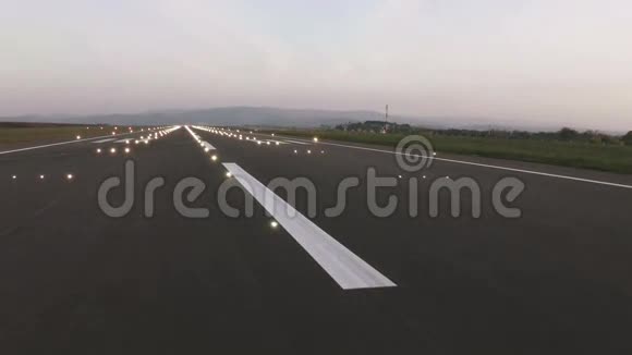 飞机着陆和跑道照明视频的预览图
