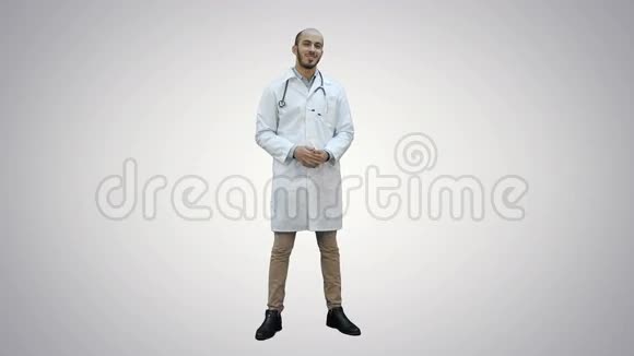 微笑的男医生与镜头在白色背景上交谈视频的预览图