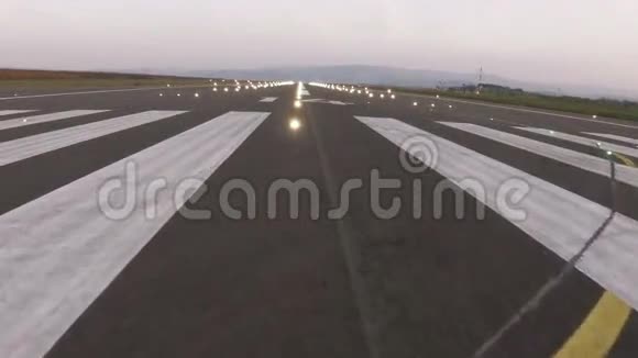 飞机着陆和跑道照明视频的预览图