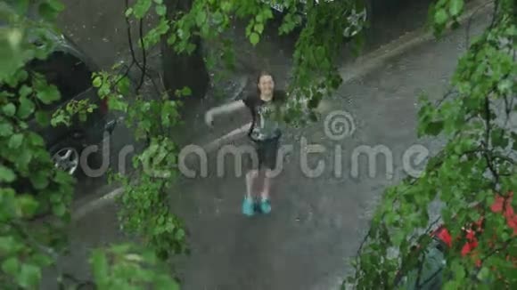 少女在雨中玩得很开心4KUHD视频的预览图