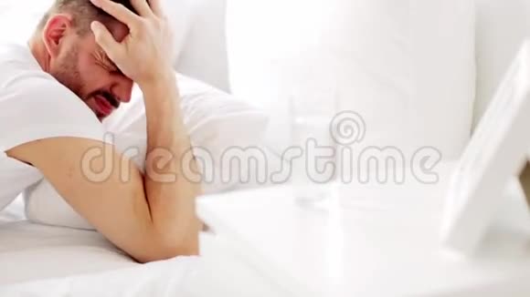 男人醒来在家里的床上喝水视频的预览图