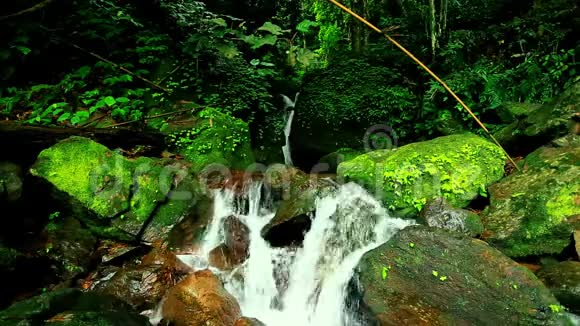 风景自然的美丽瀑布视频的预览图