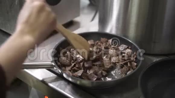 厨师在餐厅的工业厨房用平底锅烤肉视频的预览图