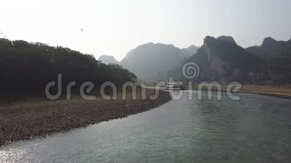 桂岭与阳朔之间的漓江游船视频的预览图