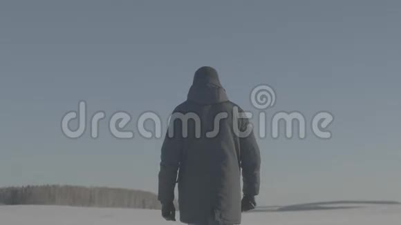 人穿越雪域雪场上的人一个人在雪地里行走视频的预览图