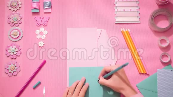 顶景女孩画一朵花用粉色剪彩视频的预览图