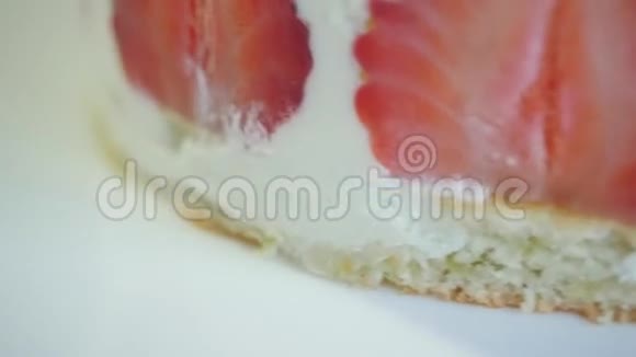草莓蛋糕关门甜点甜蛋糕加草莓慢动作视频的预览图