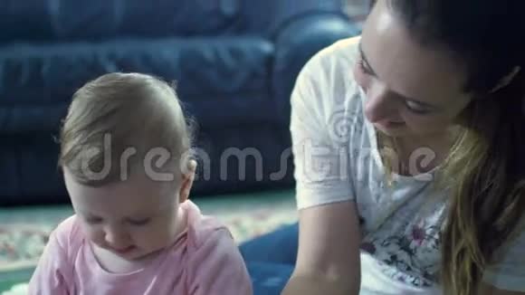 幼儿女孩和妈妈坐在地板上玩玩具视频的预览图