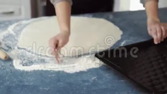 煮手做披萨面团视频的预览图