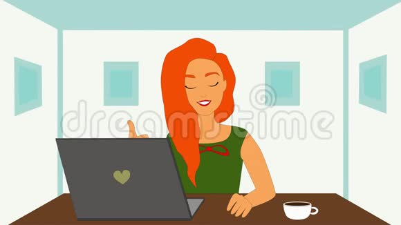 2D动画片一个红头发绿眼睛的白种人坐在桌旁拿着笔记本电脑和咖啡杯显示视频的预览图