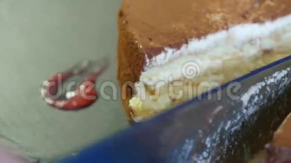 一个女人正在切巧克力蛋糕用手切生日蛋糕装饰视频的预览图