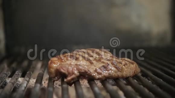 在烧烤上煎牛排典型的阿根廷烧烤或阿萨多烧烤架里的木头和红色的热煤视频的预览图