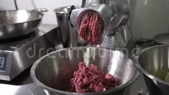 厨房咖啡厅的金属卷轴红肉电动绞肉机视频的预览图