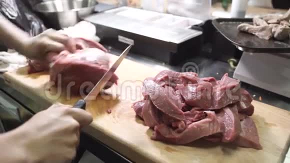 你厨房桌子上的屠夫切了一大块红肉视频的预览图