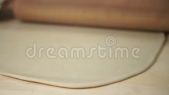 在工业厨房的木板上用厨师卷面层视频的预览图