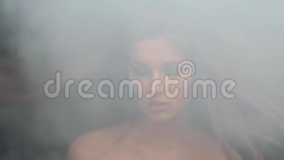 女模特抽烟乱扔头发咬她的嘴唇视频的预览图