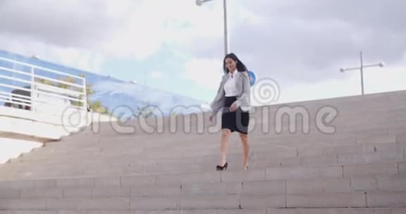 微笑的女人走下楼梯视频的预览图