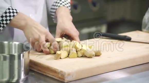 在工业厨房的锅中加入粗切姜根视频的预览图