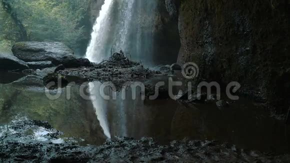 海乌苏瓦特瀑布的慢动作视频视频的预览图