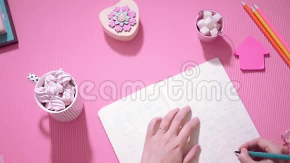顶景女孩写日记用棉花糖喝杯可可视频的预览图