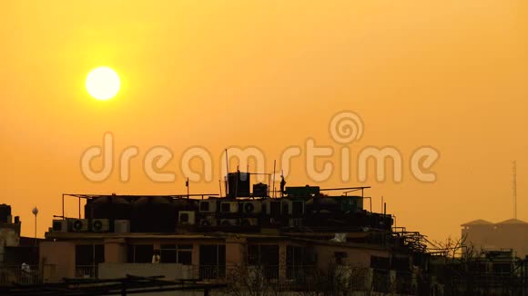 美丽的金色太阳落山在新德里的屋顶上视频的预览图