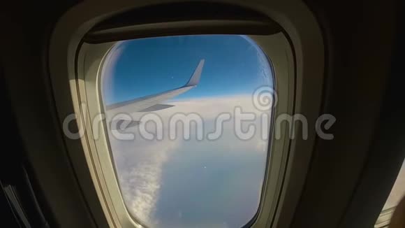 飞机飞过云层透过窗户看到客机的机翼视频的预览图