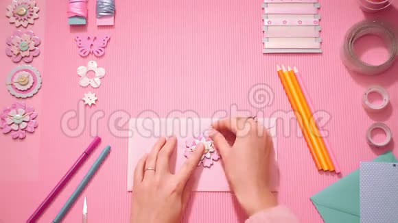 顶景女孩关闭节日信封与装饰花粉红色视频的预览图