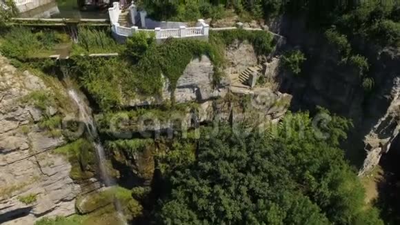 在乌克兰一个岩石高地上的历史小镇视频的预览图