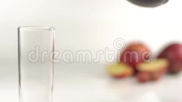 在水果成分模糊的背景下用红汁填充高杯包括视频的预览图