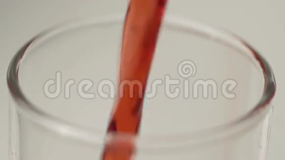 近距离观看红色物质填充高玻璃饮料顶部的气泡视频的预览图
