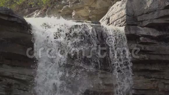 缓慢流动的水倒在瀑布上视频的预览图
