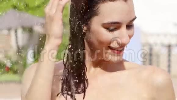 美女在洗澡时对着镜头微笑视频的预览图