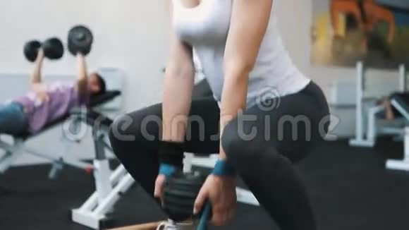 运动女孩在健身房做苏莫蹲视频的预览图