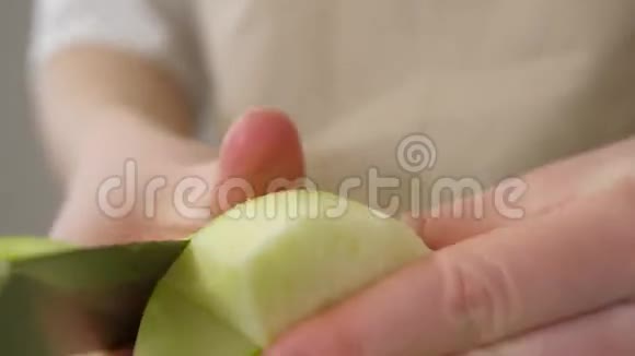 厨师用刀子清洗苹果的皮肤女人用刀子在木桌上剥苹果深蓝的视频的预览图