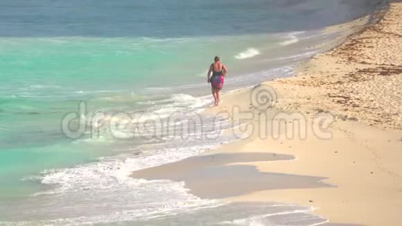 远处的人走在坎昆海滩上视频的预览图