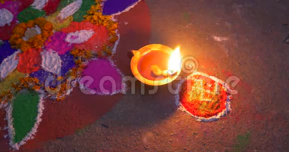 在印度教庆典上燃油蜡烛视频的预览图