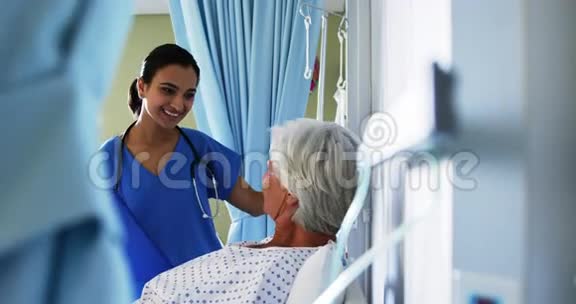 在病房由女医生检查的老年病人视频的预览图