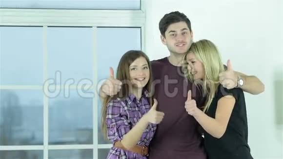 男人和两个女孩都竖起大拇指视频的预览图