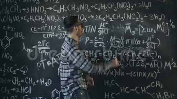 年轻的科学家在化学和数学方程式室里写巧克力视频的预览图