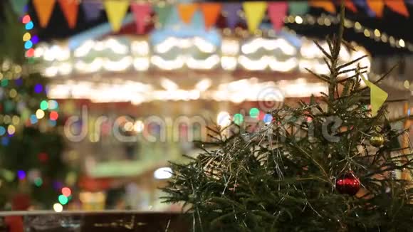 圣诞集市五颜六色的旋转木马在游乐园旋转假日视频的预览图