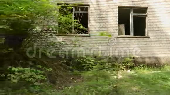 一座废弃的房子平滑和缓慢的稳定凸轮射击白天干净明亮视频的预览图