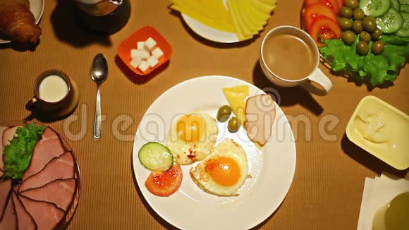 顶景女性早餐吃一口煎鸡蛋视频的预览图